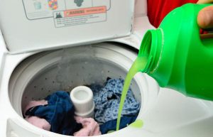 Làm thế nào để quần áo màu không bị phai khi giặt bằng máy?